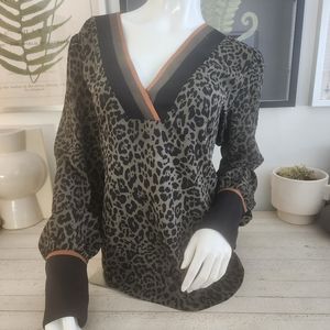 WOMEN'S NWTO EXPRESS beautiful leopard 🐆 print blouse, v-neck.